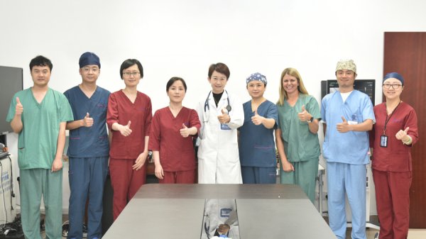 冠达管理 心源性猝死可预防！65岁阿姨在上海植入最新版除颤器，为全国首日临床应用